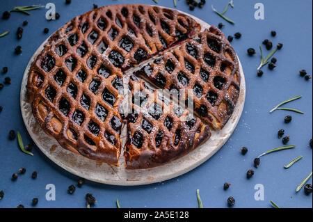 Close-up Öffnen hausgemachte Kuchen mit Schwarze Johannisbeere auf einem dunkelblauen Hintergrund. Stockfoto