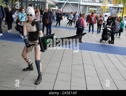 Ein cosplayer posiert im Kostüm auf der Frankfurter Buchmesse. Die 71Th Frankfurter Buchmesse 2019 ist die weltweit größte Buchmesse mit über 7.500 Ausstellern und über 285.000 erwarteten Besucher. Der Ehrengast für die 2019 Messe ist Norwegen. (Foto von Michael Debets/Pacific Press) Stockfoto