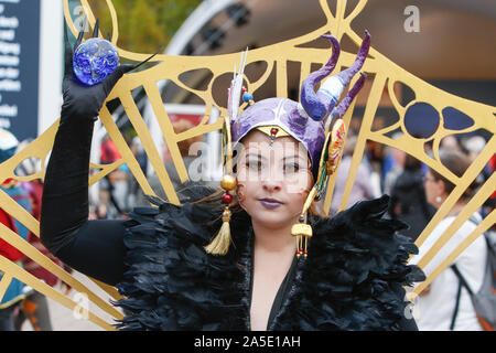 Ein cosplayer posiert im Kostüm auf der Frankfurter Buchmesse. Die 71Th Frankfurter Buchmesse 2019 ist die weltweit größte Buchmesse mit über 7.500 Ausstellern und über 285.000 erwarteten Besucher. Der Ehrengast für die 2019 Messe ist Norwegen. (Foto von Michael Debets/Pacific Press) Stockfoto