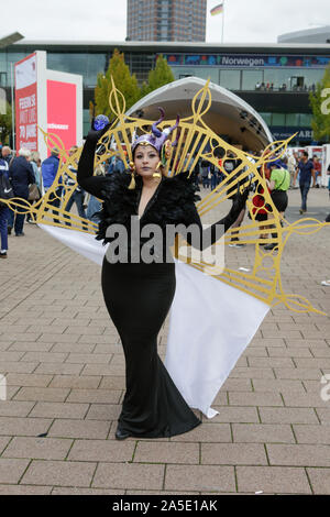 Ein cosplayer posiert im Kostüm auf der Frankfurter Buchmesse. Die 71Th Frankfurter Buchmesse 2019 ist die weltweit größte Buchmesse mit über 7.500 Ausstellern und über 285.000 erwarteten Besucher. Der Ehrengast für die 2019 Messe ist Norwegen. (Foto von Michael Debets/Pacific Press) Stockfoto