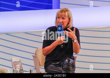 Deutsche ehemaliger Leichtathlet und Autorin Ines Geipel Gespräche auf der Frankfurter Buchmesse. Die 71Th Frankfurter Buchmesse 2019 ist die weltweit größte Buchmesse mit über 7.500 Ausstellern und über 285.000 erwarteten Besucher. Der Ehrengast für die 2019 Messe ist Norwegen. (Foto von Michael Debets/Pacific Press) Stockfoto