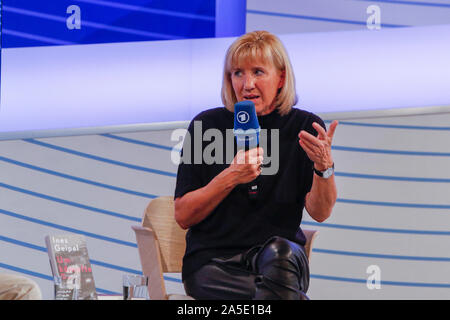 Deutsche ehemaliger Leichtathlet und Autorin Ines Geipel Gespräche auf der Frankfurter Buchmesse. Die 71Th Frankfurter Buchmesse 2019 ist die weltweit größte Buchmesse mit über 7.500 Ausstellern und über 285.000 erwarteten Besucher. Der Ehrengast für die 2019 Messe ist Norwegen. (Foto von Michael Debets/Pacific Press) Stockfoto