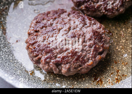 Close-up zwei leckere saftige Burger auf einem keramischen Pfanne. Stockfoto