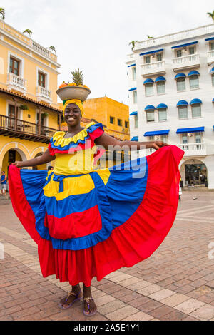 CARTAGENA, KOLUMBIEN - 16. SEPTEMBER 2019: Unbekannter palenquera, Obst Verkäufer Dame auf der Straße von Cartagena, Kolumbien. Diese Afro-Frauen Stockfoto