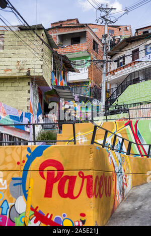 MEDELLIN, Kolumbien - 12. SEPTEMBER 2019: Street Art von Comuna 13 in Medellin, Kolumbien. Einmal als Colombias gefährlichsten Barrio bekannt, heute Graffiti