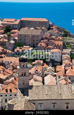 Dubrovnik, Kroatien: Blick über die Dächer und die Kirche St. Saviour, eine kleine Votivkirche in der Altstadt von Dubrovnik entfernt. Es ist für Jesus Chr eingeweiht Stockfoto