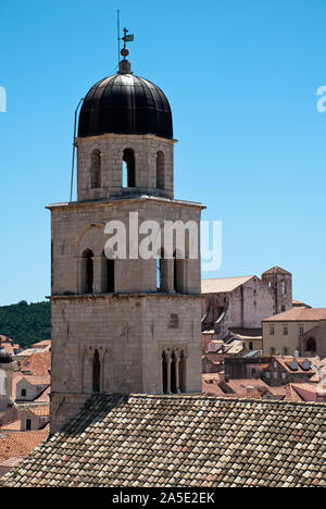 Dubrovnik, Kroatien: Blick über die Dächer, Kirche St. Saviour (vorne) und Saint Ignatius Kirche (in der Ferne) Stockfoto