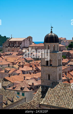 Dubrovnik, Kroatien: Blick über die Dächer, Kirche St. Saviour (vorne) und Saint Ignatius Kirche (in der Ferne) Stockfoto