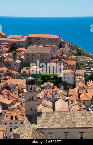 Dubrovnik, Kroatien: Blick über die Dächer und die Kirche St. Saviour, eine kleine Votivkirche in der Altstadt von Dubrovnik entfernt. Es ist für Jesus Chr eingeweiht Stockfoto