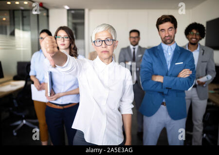 Gruppe der nicht erfolgreichen Geschäftsleuten und schlecht verwalteten Unternehmen führt zu Unzufriedenheit Stockfoto