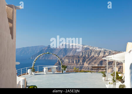 Blick auf einer Hochzeit im Süden von Santorini in das Zentrum mit den Dörfern auf dem Kraterrand. Stockfoto