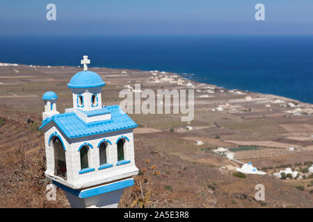 Eine blau-weiße Kapelle Modell mit der nördlichen Küstenlinie von Santorini, Griechenland. Stockfoto