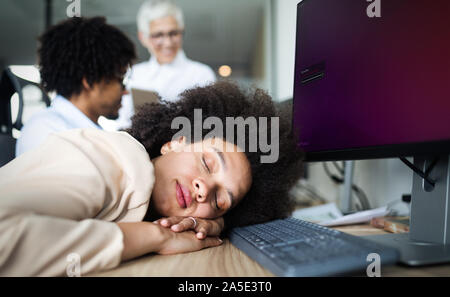 Junge afrikanische business Frau, Stress und Kopfschmerzen im Büro Stockfoto