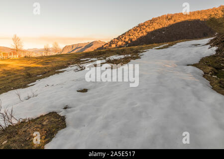 Degana - Villablino, Spanien. Der Puerto de Cerredo, einem Pass in 1359 m an der Grenze zu Kastilien und Leon und dem Fürstentum Asturien Stockfoto