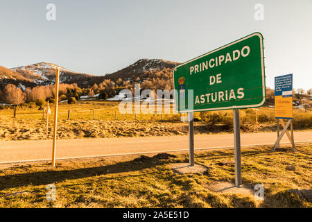 Degana - Villablino, Spanien. Der Puerto de Cerredo, einem Pass in 1359 m an der Grenze zu Kastilien und Leon und dem Fürstentum Asturien Stockfoto