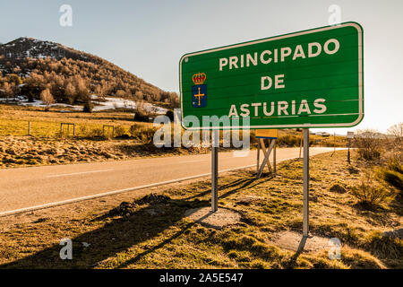 Degana - Villablino, Spanien. Der Puerto de Cerredo, einem Pass in 1359 m an der Grenze zu Kastilien und Leon und dem Fürstentum Asturien Stockfoto