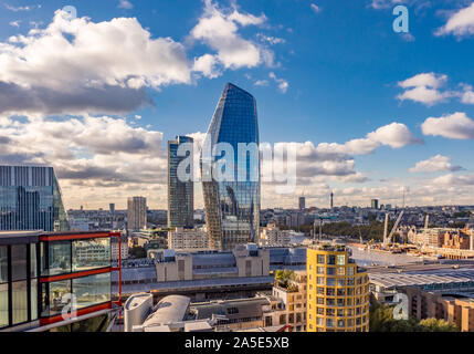 Eine Blackfriars Gebäude (auch als Vase bekannt) und die Southbank Tower. Apartments im Vordergrund. London, Großbritannien. Stockfoto