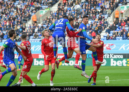 Wigan, Großbritannien. Okt, 2019 20. Cheyenne Dunkley (22.) Wigan Athletic Schlachten in der Luft mit Matty Cash (11) von Nottingham Forest während der Sky Bet Championship Match zwischen Wigan Athletic und Nottingham Forest bei der DW Stadium, Wigan am Sonntag, den 20. Oktober 2019. (Credit: Jon Hobley | MI Nachrichten) das Fotografieren dürfen nur für Zeitung und/oder Zeitschrift redaktionelle Zwecke verwendet werden, eine Lizenz für die gewerbliche Nutzung Kreditkarte erforderlich: MI Nachrichten & Sport/Alamy leben Nachrichten Stockfoto