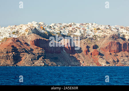 Blick vom Boot zu den berühmten Dorfes Oia auf dem Kraterrand auf Santorini. Stockfoto