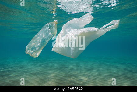 Unterwasser Umweltverschmutzung, Plastikbeutel und Flasche im Meer, Mittelmeer, Frankreich Stockfoto