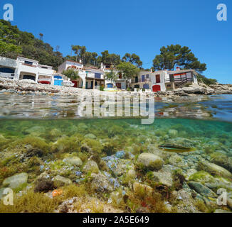 Spanien, Mittelmeer Häuser der Fischer auf felsigen Strand, geteilte Ansicht über und unter Wasser Oberfläche, Costa Brava, Palamos, Katalonien Stockfoto