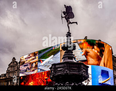 Shaftesbury Memorial Fountain, auch als 'Eros' bekannt, ein Brunnen, eine geflügelte Statue von Anteros, Piccadilly Circus in London überragt. Moderne Elektron Stockfoto