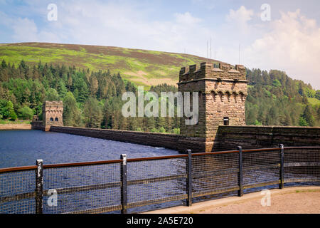 Oben auf dem Derwent Talsperre mit der Viktorianischen neo-gotischen Türmen Stockfoto
