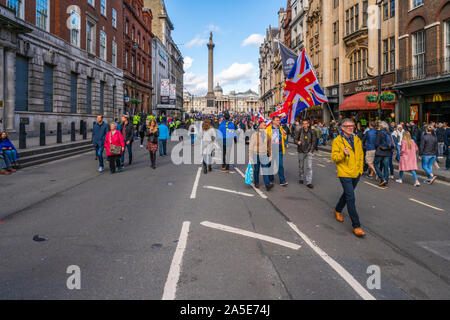 LONDON, UK, 19. Oktober 2019: Hunderttausende von Menschen in der Hauptstadt eintreffen an der Tat es zu den Menschen. Stockfoto