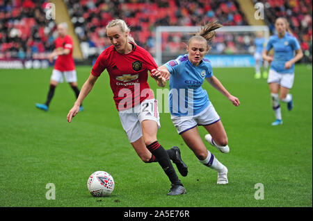 Millie Turner von Manchester United (links) und Georgia Stanway von Manchester United kämpfen im Continental League Cup Group C-Spiel der Damen im Leigh Sports Village um den Ball. Stockfoto