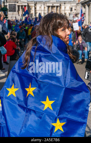 LONDON, UK, 19. Oktober 2019: eine Demonstrantin trägt Fahne der Europäischen Union auf, es den Leuten März in Central London. Stockfoto