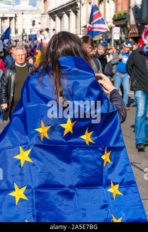 LONDON, UK, 19. Oktober 2019: eine Demonstrantin trägt Fahne der Europäischen Union auf, es den Leuten März in Central London. Stockfoto