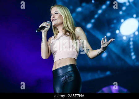 19. Oktober 2019, Baden-Wuerttemberg, Stuttgart: Sängerin Sonia Liebing führt an der "chlagernacht des Jahres' in der Hanns-Martin-Schleyer-Halle. Foto: Christoph Schmidt/dpa Stockfoto