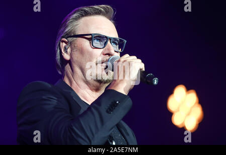 19. Oktober 2019, Baden-Wuerttemberg, Stuttgart: Sänger Nik S. führt an der "chlagernacht des Jahres' in der Hanns-Martin-Schleyer-Halle. Foto: Christoph Schmidt/dpa Stockfoto