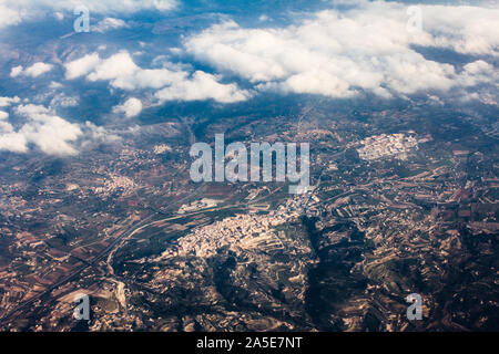 Luftaufnahme aus dem Flugzeug auf das Panorama der Stadt durch die Wolken. Blick von oben auf die Stadt in der Nähe der Berge und Hügel Ridge. Aus Sicht eines Stockfoto