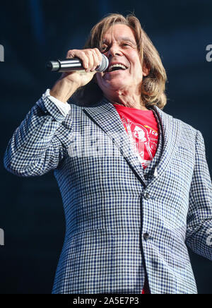 19. Oktober 2019, Baden-Wuerttemberg, Stuttgart: Sänger Jürgen Drews führt an der "chlagernacht des Jahres' in der Hanns-Martin-Schleyer-Halle. Foto: Christoph Schmidt/dpa Stockfoto