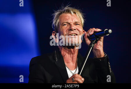 20. Oktober 2019, Baden-Wuerttemberg, Stuttgart: Sänger Matthias Reim führt an der "chlagernacht des Jahres' in der Hanns-Martin-Schleyer-Halle. Foto: Christoph Schmidt/dpa Stockfoto