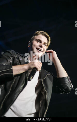 19. Oktober 2019, Baden-Wuerttemberg, Stuttgart: Sänger Vincent Brutto führt an der "chlagernacht des Jahres' in der Hanns-Martin-Schleyer-Halle. Foto: Christoph Schmidt/dpa Stockfoto