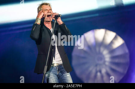 20. Oktober 2019, Baden-Wuerttemberg, Stuttgart: Sänger Matthias Reim führt an der "chlagernacht des Jahres' in der Hanns-Martin-Schleyer-Halle. Foto: Christoph Schmidt/dpa Stockfoto