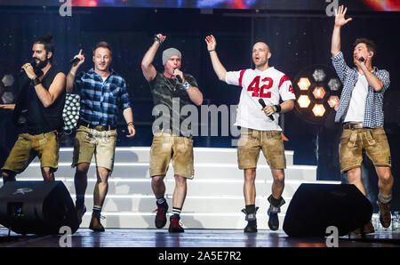 19. Oktober 2019, Baden-Wuerttemberg, Stuttgart: Die band voXXclub führt an der "chlagernacht des Jahres' in der Hanns-Martin-Schleyer-Halle. Foto: Christoph Schmidt/dpa Stockfoto