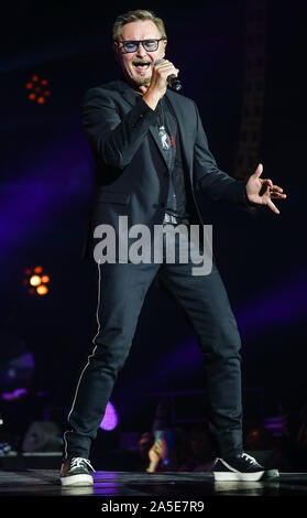 19. Oktober 2019, Baden-Wuerttemberg, Stuttgart: Sänger Nik S. führt an der "chlagernacht des Jahres' in der Hanns-Martin-Schleyer-Halle. Foto: Christoph Schmidt/dpa Stockfoto