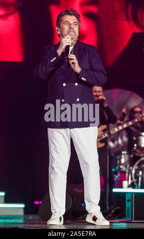 19. Oktober 2019, Baden-Wuerttemberg, Stuttgart: Sänger Thomas Anders führt an der "chlagernacht des Jahres' in der Hanns-Martin-Schleyer-Halle. Foto: Christoph Schmidt/dpa Stockfoto