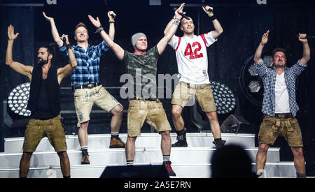 19. Oktober 2019, Baden-Wuerttemberg, Stuttgart: Die band voXXclub führt an der "chlagernacht des Jahres' in der Hanns-Martin-Schleyer-Halle. Foto: Christoph Schmidt/dpa Stockfoto