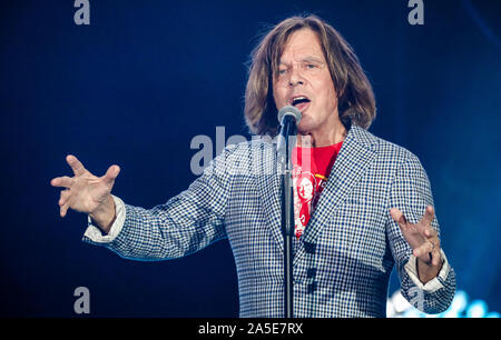 19. Oktober 2019, Baden-Wuerttemberg, Stuttgart: Sänger Jürgen Drews führt an der "chlagernacht des Jahres' in der Hanns-Martin-Schleyer-Halle. Foto: Christoph Schmidt/dpa Stockfoto