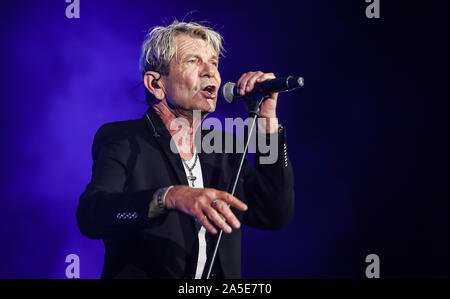 20. Oktober 2019, Baden-Wuerttemberg, Stuttgart: Sänger Matthias Reim führt an der "chlagernacht des Jahres' in der Hanns-Martin-Schleyer-Halle. Foto: Christoph Schmidt/dpa Stockfoto