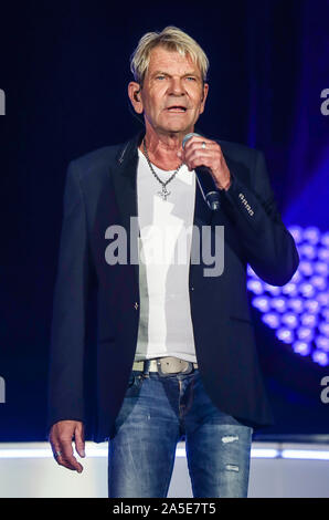 20. Oktober 2019, Baden-Wuerttemberg, Stuttgart: Sänger Matthias Reim führt an der "chlagernacht des Jahres' in der Hanns-Martin-Schleyer-Halle. Foto: Christoph Schmidt/dpa Stockfoto