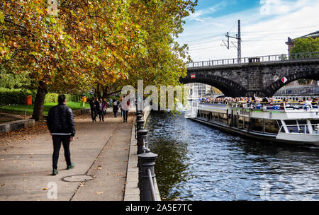 20. Oktober 2019, Berlin: Menschen Spaziergang entlang der Spree bei mildem und sonnigem Wetter in James Simon Park. Foto: Paul Zinken/dpa Stockfoto
