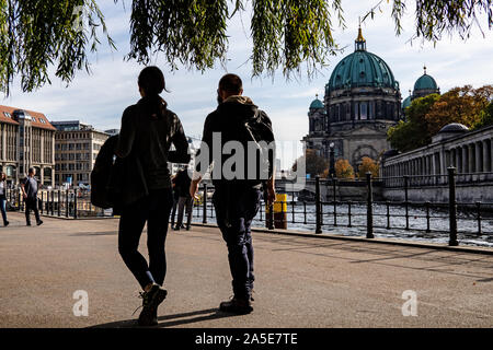 20. Oktober 2019, Berlin: Menschen Spaziergang entlang der Spree bei mildem und sonnigem Wetter in James Simon Park. Im Hintergrund sehen Sie die Kathedrale. Foto: Paul Zinken/dpa Stockfoto
