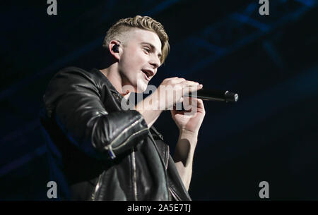 19. Oktober 2019, Baden-Wuerttemberg, Stuttgart: Sänger Vincent Brutto führt an der "chlagernacht des Jahres' in der Hanns-Martin-Schleyer-Halle. Foto: Christoph Schmidt/dpa Stockfoto