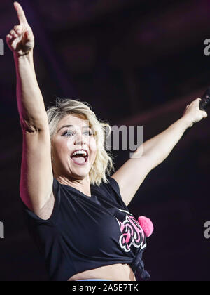 19. Oktober 2019, Baden-Wuerttemberg, Stuttgart: Sänger Beatrice Egli führt an der "chlagernacht des Jahres' in der Hanns-Martin-Schleyer-Halle. Foto: Christoph Schmidt/dpa Stockfoto