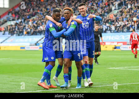 Wigan, Großbritannien. Okt, 2019 20. Jamal Lowe (9) von Wigan Athletic feiert, nachdem er ein Ziel machen es 1-0 während der Sky Bet Championship Match zwischen Wigan Athletic und Nottingham Forest bei der DW Stadium, Wigan am Sonntag, den 20. Oktober 2019. (Credit: Jon Hobley | MI Nachrichten) das Fotografieren dürfen nur für Zeitung und/oder Zeitschrift redaktionelle Zwecke verwendet werden, eine Lizenz für die gewerbliche Nutzung Kreditkarte erforderlich: MI Nachrichten & Sport/Alamy leben Nachrichten Stockfoto